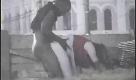 Medicul a tratat pacientul ocupat cu o lovitură tare pe canapea. sex cu femei romance
