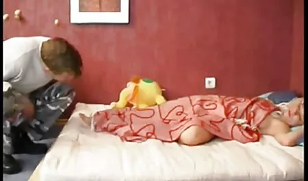 Busty bruneta devine gol de un tip în filme xxx la sala dormitor.