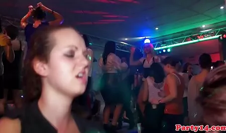 Musculos om evocă futute de negri și trage frumoase brunete