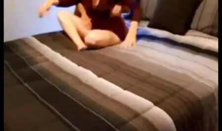 Blonda Sexy adolescent o fantana sex cu gagici de sperma in gura ei