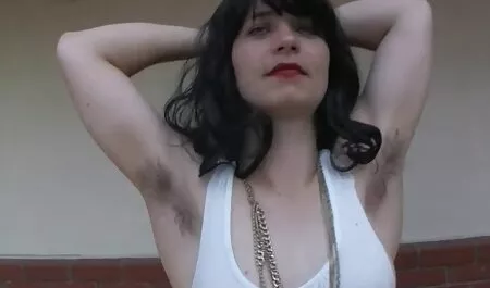 Predați dimineața, Bruneta cu umeri largi simte sex real camera ascunsa cea mai mare parte a spermei din vagin.