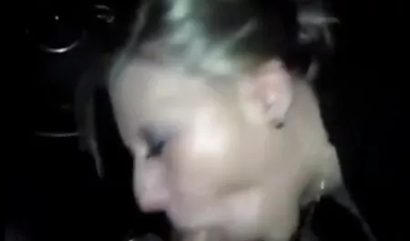 Fata cu ochii strâmți a fost tentată să sugă pula unui tip care a se fut in cur pompat