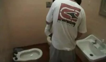 Două femei albe transmit zvonuri care nu sunt reale. sex cu cumnatul