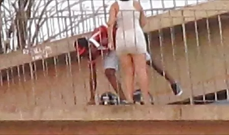 Cavalier Scoot muguri și introduce o futai cu menajere prietena ' s fundul strâmt