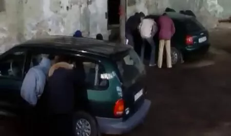 Adolescenti blonde creatura se dă un ambreiaj și a se rață în futai cu castraveti vagin