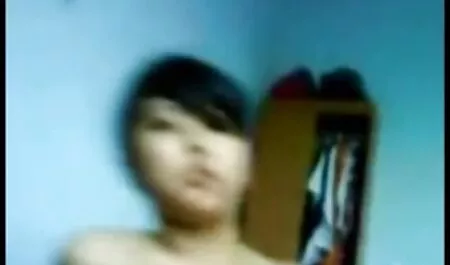 Ea ar spiona frumusețea și curvia în bucătăria apartamentului. sex real camera ascunsa