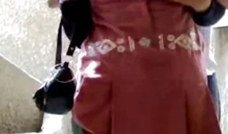Masturbarea vaginului unei fete lângă camera unui bărbat babe sug pula bâjbâit.