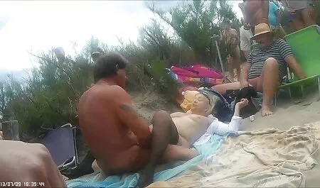 O fetesex nimfă tânără rătăcește prin falusul unui adult cu un aparat puternic.
