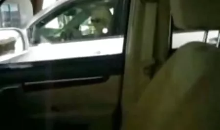 Răspunde prietenului ei pentru trădare limbi în cur în fața ochilor ei.