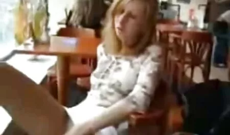 Unii nou-născuți futute la servici se confundă în timpul nunții în fața martorilor.