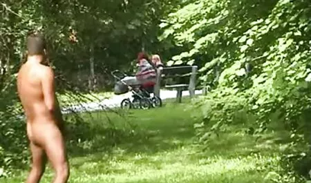 Soțul gagici sexi sa întors de la serviciu și a rupt femeia în ambele găuri.