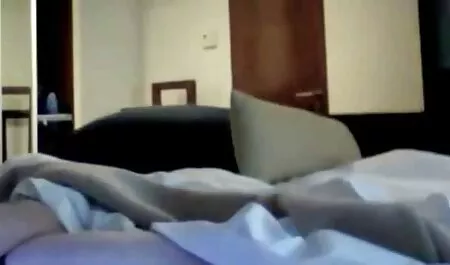 Scuipă-i fundul vreau film sexi și intră în anus.
