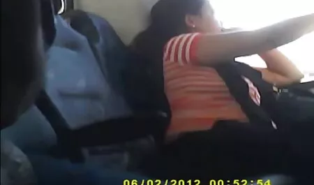 Două brunete invită Gagica slabă la fete focoase gangbang.