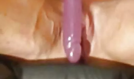 Două blonde filme sexi cu asiatice pasionale și un iubit comun face o partidă în trei