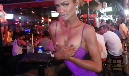 Femeie durdulie invită un futai cu babe paroase iubitor de negru