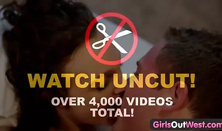 Bruneta care este pasionată să-și deschidă picioarele ca recompensă pentru filme sexi tari o afacere de succes cu un bărbat.