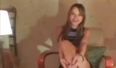 Soția mea a fost prinsă uitându-se la porno și a început Real pizde futute in grup pe canapea.