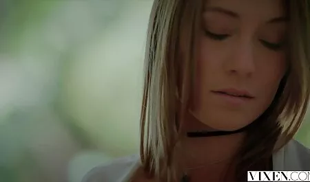 Latina a sunat-o pe vecina ei și sex cu fete a futut-o.