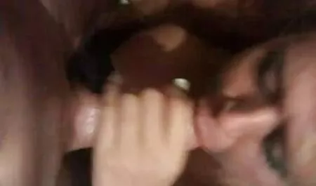 Latina a sedus sex roscate un prieten European pe canapea și și-a întins picioarele în fața ei.