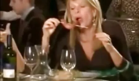 Asiatică și brunetă pe o canapea albă care face figura de dragoste lesbiană. buci sex