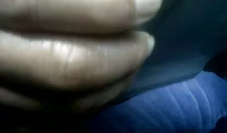 Sexy fata rănit de om în picioare fetițe sexi umed pe masa din bucătărie