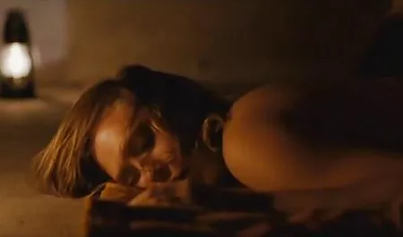 Lovelace fart de o tânără blondă pe spate de comedii sexi Femeie