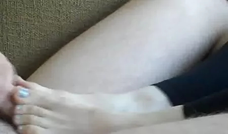 O fată femei futanduse drăguță se arată perfect în fața camerei video.