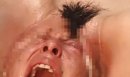 O curvă frumoasă xnxx cu politiste care servește alți clienți.