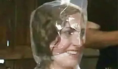 O fată umedă face blonde super sexi rodeo la un idiot