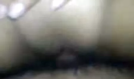 Tânăr care deservesc pornojaponez clienții bogați