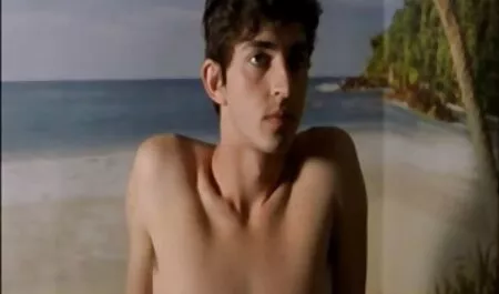 O rață anală filme sexy subtitrate frumoasă pentru un tânăr student și un profesor pe o canapea moale.