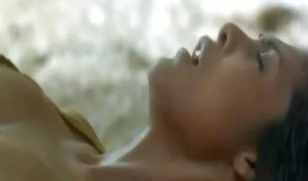 Maseuza mananca o bruneta sex cu verisoara destul de