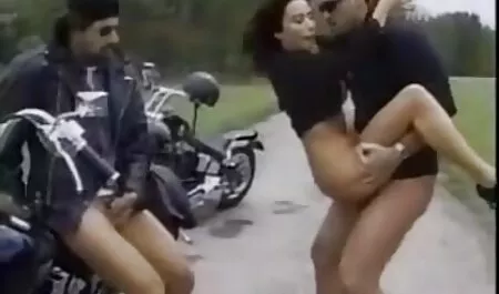 Bruneta suge pule lungi secs frumos pe testicule