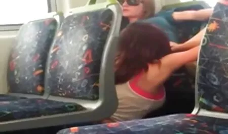 O blonda slabanoage sare pe partea de sex cu puștoaice sus a unui cocoș minunat distractiv Prietena