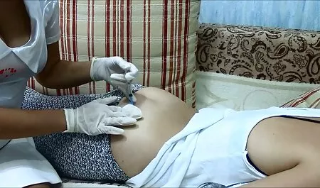 Bărbatul fute o flim sexi curvă tânără și își umple vaginul cu spermă.