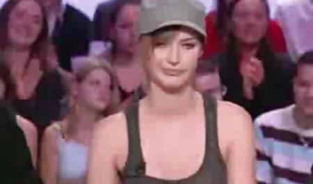 Bronzata frumusete pricepere suge un om xxx cu fete sexy