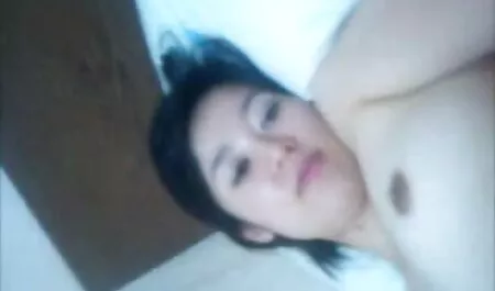 Frumos bronzata om de lucru cu un elegant futai de calitate brunete Cur