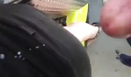 Gol sânii și sex pe bruneta sexi masina
