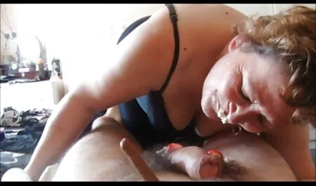 O cățea mare femei xxx și pompoasă într-un bikini îl stimulează pe băiat să se fută.