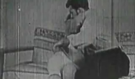Femeie de culoare are tinerii titani xxx ea însăși med în mijlocul scenei cu un bărbat