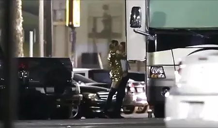Mokroshkilka young permite filme sexi in grup unui bărbat negru să intre în gură.