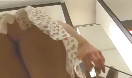 Cuplurile fete care se fut cu mosi rusești fac sex în baie.