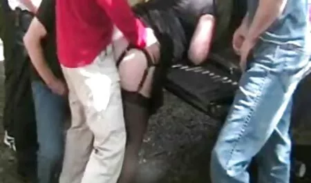 Sperma turnată în xxx intre fete gură, futută în diferite poziții, de o fată tânără.