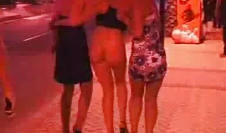 Blonda poartă o frumoasă lenjerie neagră cu fete sexi goale ciorapi și seduce tipul să aibă rață fierbinte în pat.