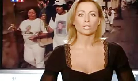 Amanta roșcată într-o rochie de femei xxx latex biciuind și desfrânând cu bărbatul.