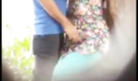 Un bărbat face poze pe cameră în timp ce mănâncă o sex cu mama si sora fată drăguță.