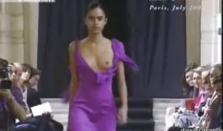 Bruneta Sexy de echitatie un mosi care fut penis mare