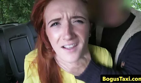 Bruneta dă o muie unui străin și îl seduce cu fundul ei. cea mai bună scenă de sex în grup