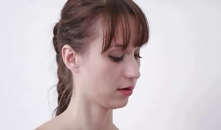 Bruneta în dragoste după duș sari la pat pentru a vă rugăm pitipoanca sexi să Tipul.