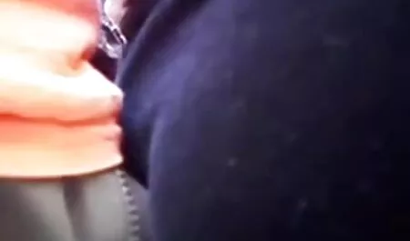 Pasiunea blondă a închis un cocoș între futai cu ejaculare in vagin țâțe și și-a răspândit picioarele în ciorapi.